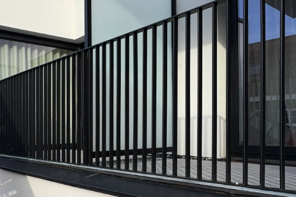 Balustrades in strakke zwarte poederlak voor residenties